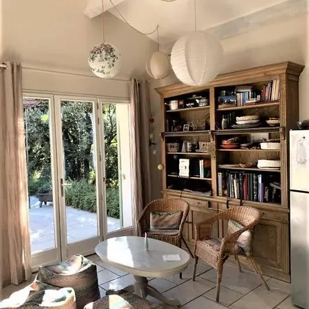 Up To 15 People, Between Gordes & Roussillon Holiday home *